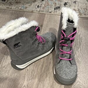 Kids Sorel Charcoal Boots with Magenta Laces size 5